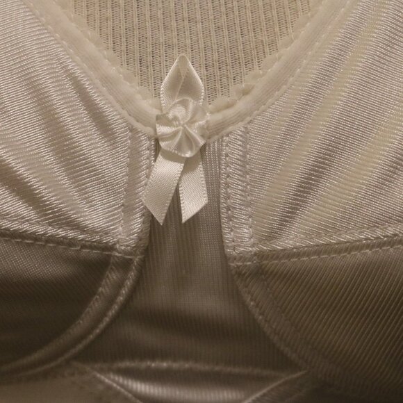 Jadee 34B bra has inserts/pockets but no pads to go with it white color 16 - Picture 3 of 8